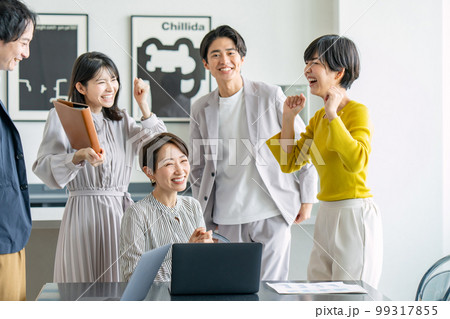 ビジネスシーン 喜ぶ 勝利 ビジネスシーン 喜ぶ 勝利 99317855