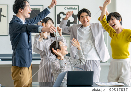 ビジネスシーン　喜ぶ　勝利 99317857