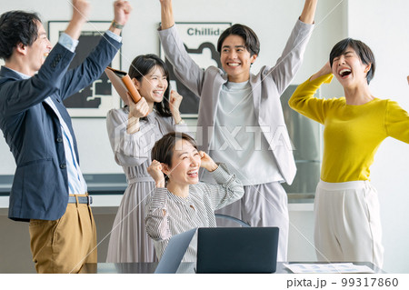 ビジネスシーン 喜ぶ 勝利 ビジネスシーン 喜ぶ 勝利 99317860