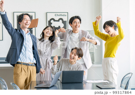 ビジネスシーン　喜ぶ　勝利 99317864