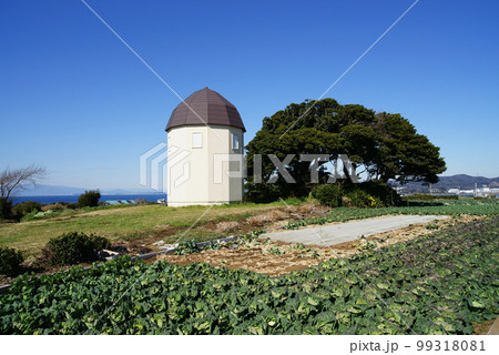 横須賀市　給水塔の丘(みはらしの丘)と前方後円墳「経塚」 99318081