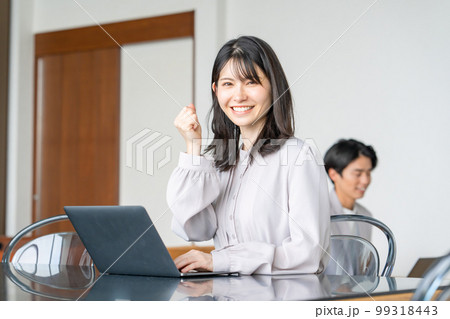 ビジネス　女性　ガッツポーズ 99318443