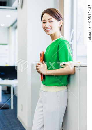 オフィスに立つキャリアウーマン 99319483
