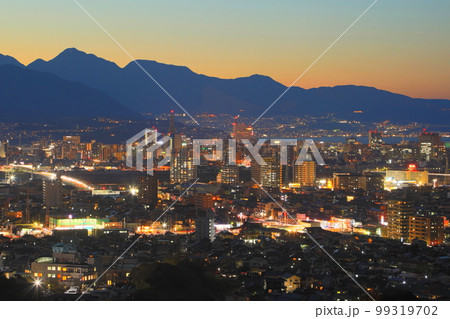 夕暮れの大分市街(オアシスタワー・県庁・駅ビル・宗麟大橋) 夕暮れの大分市街(オアシスタワー・県庁・駅ビル・宗麟大橋) 99319702