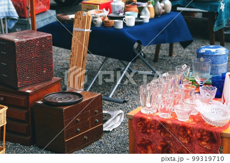 蚤の市で売られていた食器や骨董品 99319710