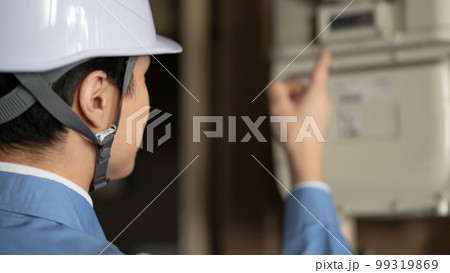 作業着の男性　点検　ヘルメット 99319869