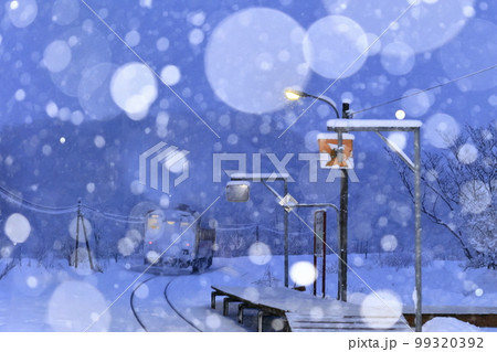 雪降る早朝の宗谷本線糠南駅(走り去る列車を後方から撮影) 雪降る早朝の宗谷本線糠南駅(走り去る列車を後方から撮影) 99320392