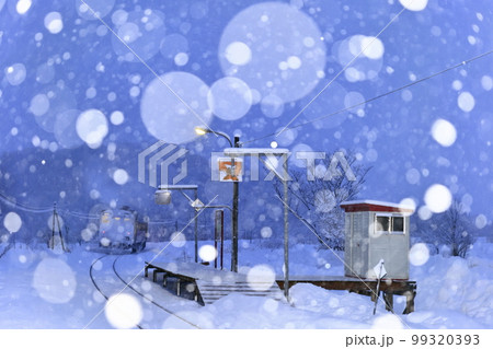 雪降る早朝の宗谷本線糠南駅（走り去る列車を後方から撮影） 99320393