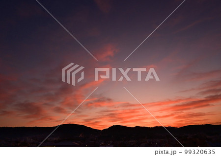 冬の京都市東山三十六峰の夜明け 99320635