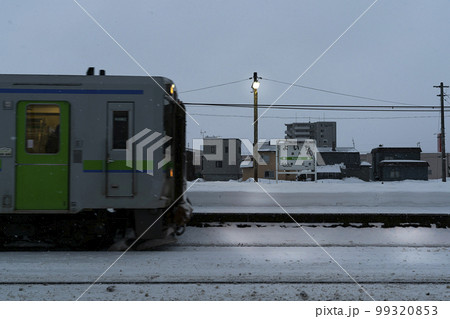 冬の余市駅と電車 冬の余市駅と電車 99320853