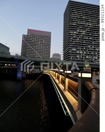 黄昏、フェスティバルホール、堂島川、渡辺橋、阪神高速11号池田線、中之島遊歩道・川・雲・高速道路の景 黄昏、フェスティバルホール、堂島川、渡辺橋、阪神高速11号池田線、中之島遊歩道・川・雲・高速道路の景 99321134