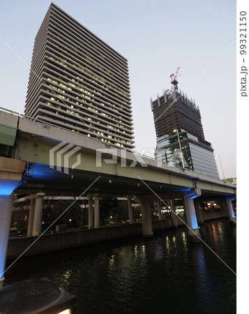 黄昏、フェスティバルホール、堂島川、渡辺橋、阪神高速11号池田線、中之島遊歩道・川・雲・高速道路の景 黄昏、フェスティバルホール、堂島川、渡辺橋、阪神高速11号池田線、中之島遊歩道・川・雲・高速道路の景 99321150