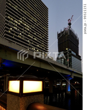 黄昏、フェスティバルホール、堂島川、渡辺橋、阪神高速11号池田線、中之島遊歩道・川・雲・高速道路の景 99321151
