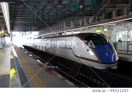 冬の糸魚川駅に到着する北陸新幹線W7系 冬の糸魚川駅に到着する北陸新幹線W7系 99321207