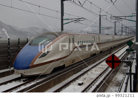 冬の糸魚川駅を発車する北陸新幹線W7系 冬の糸魚川駅を発車する北陸新幹線W7系 99321211
