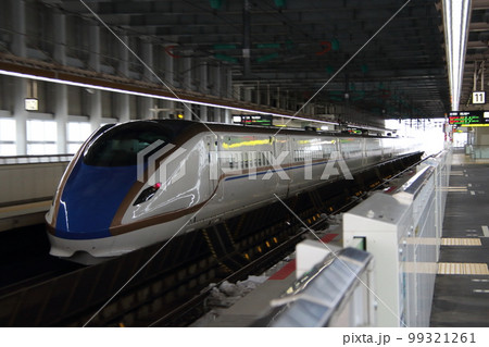 冬の糸魚川駅を発車する北陸新幹線E7系 冬の糸魚川駅を発車する北陸新幹線E7系 99321261