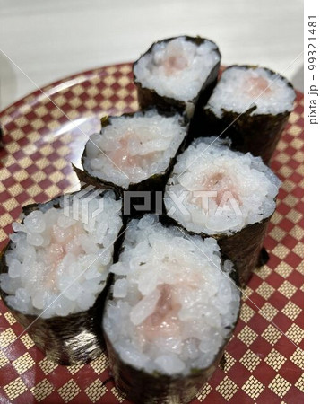 回転寿司で食べる「まぐろたたき巻」 回転寿司で食べる「まぐろたたき巻」 99321481