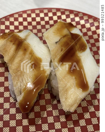 回転寿司で食べる「煮あなご」 99321485