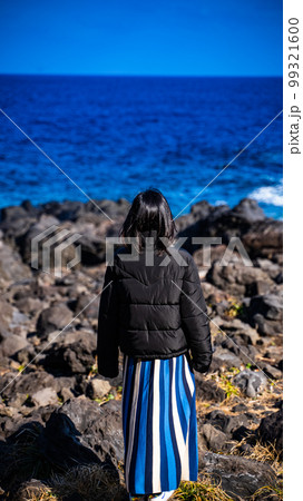 海を見る女性の後ろ姿の写真 海を見る女性の後ろ姿の写真 99321600