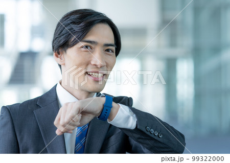 スマートウォッチに話しかけるビジネスマン 99322000
