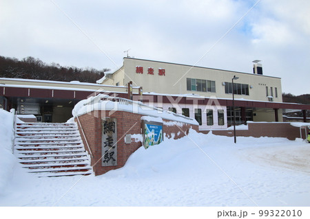 雪深いJR網走駅前にて 99322010