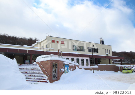 雪深いJR網走駅前にて 99322012