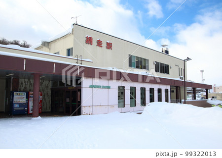 雪深いJR網走駅前にて（北海道網走市） 99322013