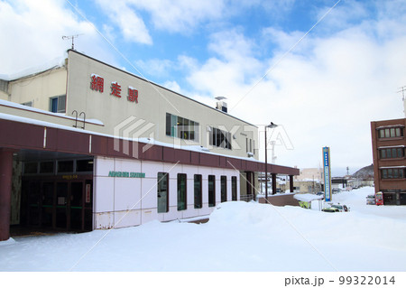 雪深いJR網走駅前にて(北海道網走市) 雪深いJR網走駅前にて(北海道網走市) 99322014