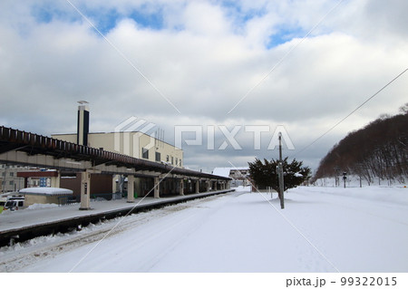 雪深いJR網走駅前にて 99322015