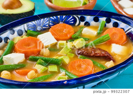 メキシコ料理のカルド・トラルペーニョ　Caldo Tlalpeño 99322307