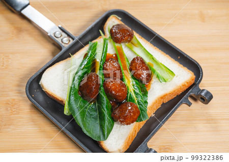 ホットサンド作り　ミートボール 99322386