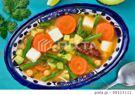 メキシコ料理のカルド・トラルペーニョ Caldo Tlalpeño メキシコ料理のカルド・トラルペーニョ Caldo Tlalpeño 99323111
