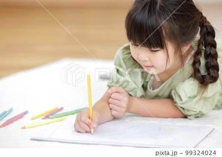 画用紙にお絵描きをしている子供 99324024