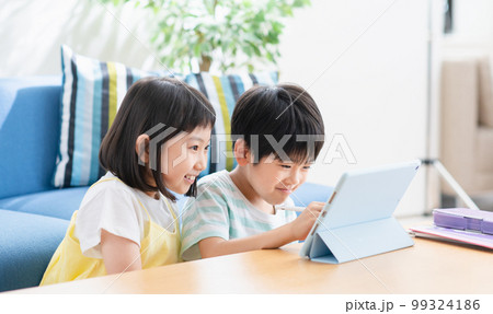 タブレットで勉強する小学生 タブレットで勉強する小学生 99324186
