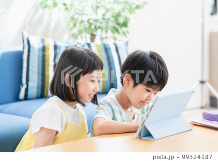 タブレットで勉強する小学生 タブレットで勉強する小学生 99324187