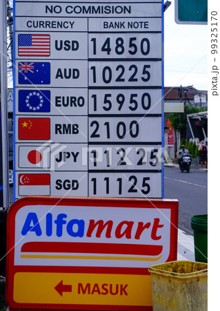 バリ島クタの両替所（マネーチェンジ） 99325170