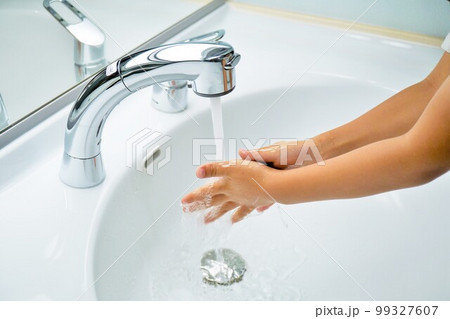 洗面所の蛇口で手を水洗いする子供の手 洗面所の蛇口で手を水洗いする子供の手 99327607