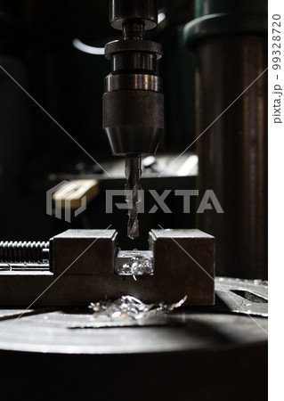 ボール盤で穴あけ加工 99328720