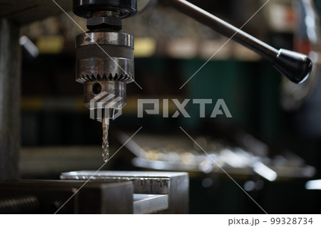 タッピングボール盤でネジ切り加工 99328734