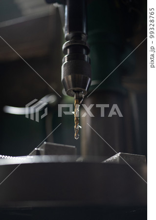 ボール盤で穴あけ加工 99328765