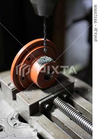 ボール盤で穴あけ加工 99328906