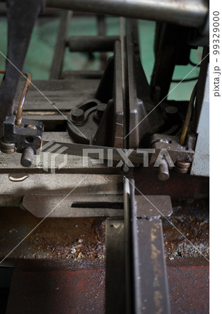 バンドソーで材料を切断 99329000