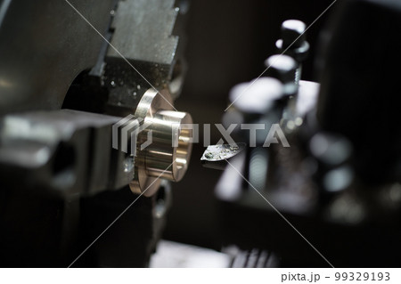 旋盤で部品加工 99329193
