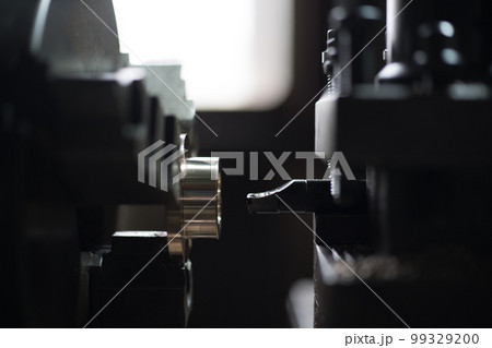 旋盤で部品加工 99329200