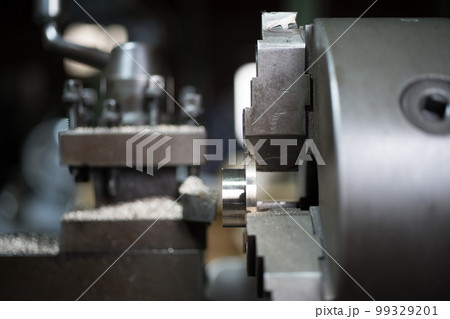 旋盤で部品加工 99329201