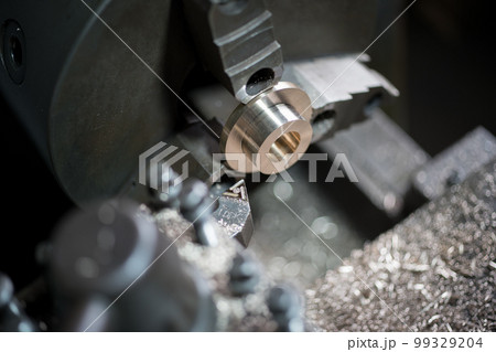 旋盤で部品加工 99329204