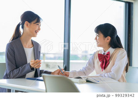 勉強する女子中学生 99329342