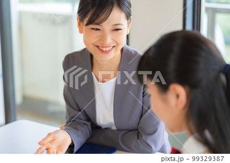 勉強する女子中学生 99329387