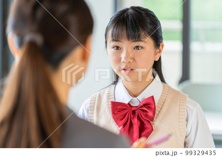面談する女子中学生 面談する女子中学生 99329435