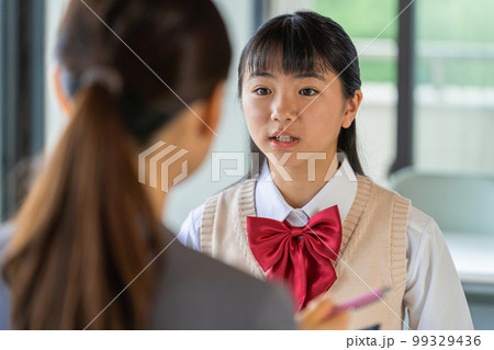 面談する女子中学生 面談する女子中学生 99329436